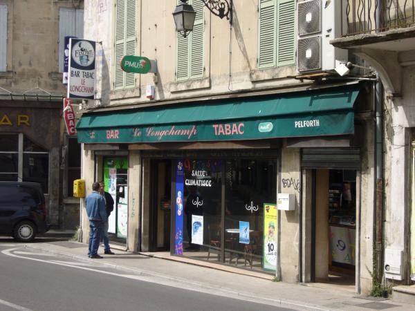 Vchod do Bar Tabac Le Longchamp